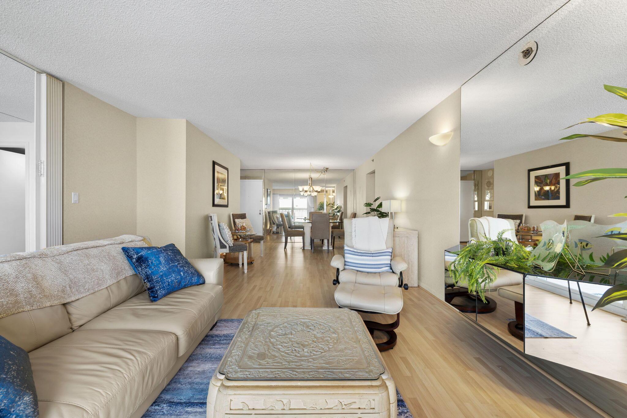 Image 4: living room