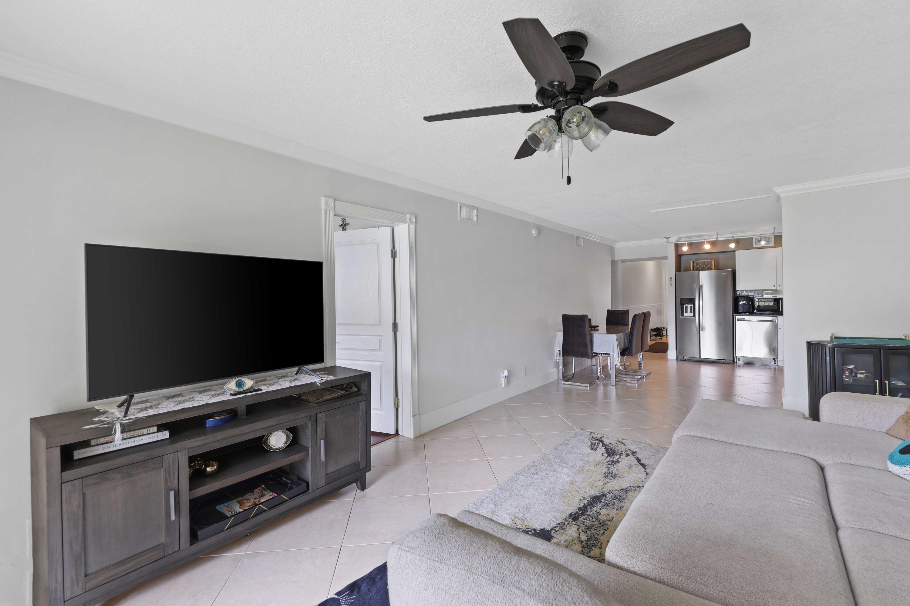Image 4: Living Room
