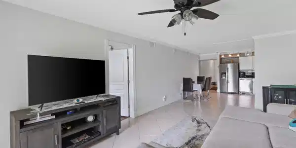 Image 4: Living Room