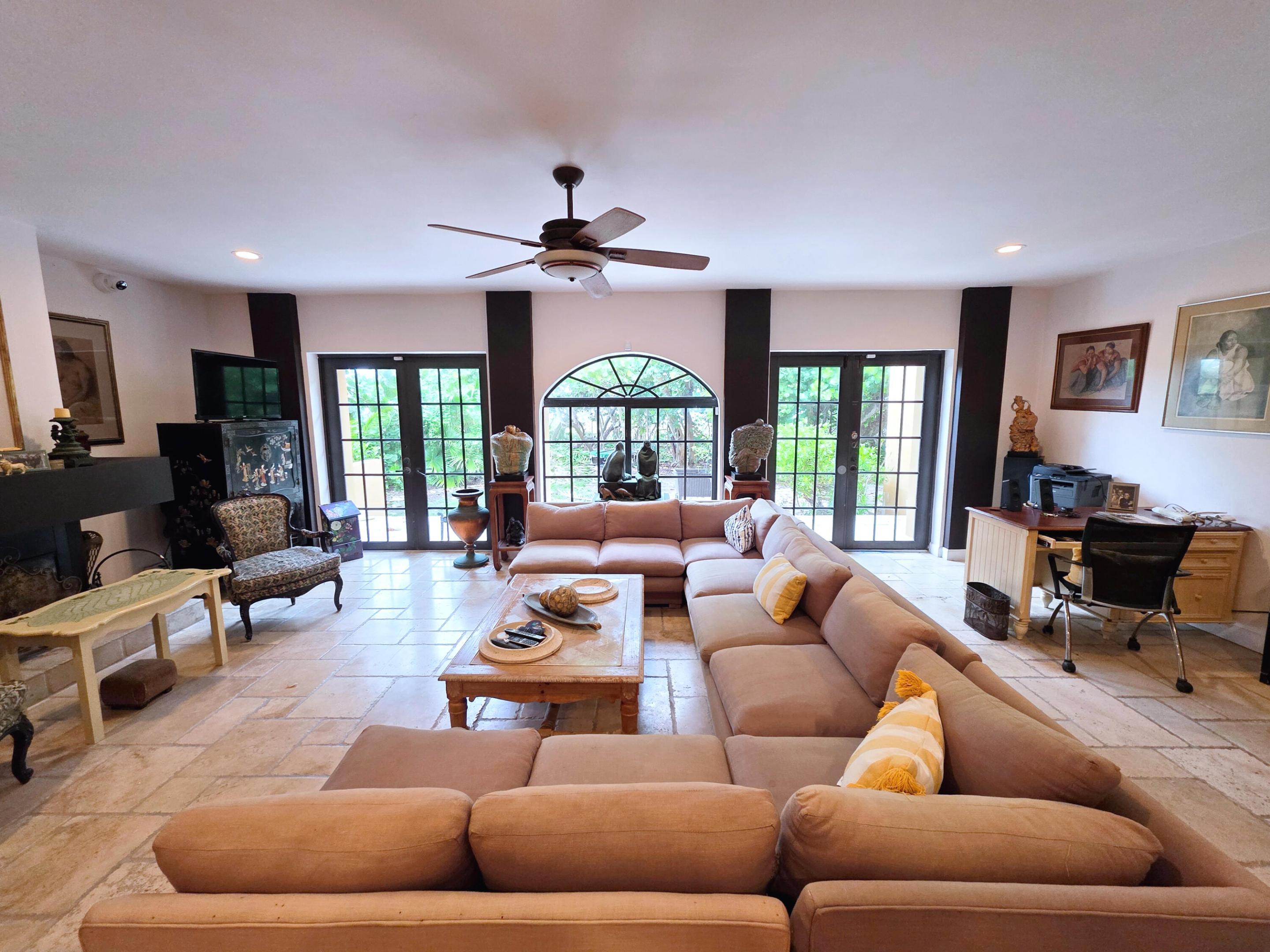 Image 4: LIVING ROOM