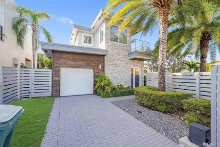 743 NE 17th Way