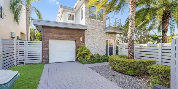 743 NE 17th Way