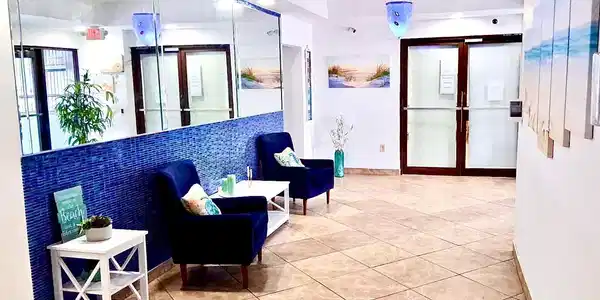 Image 4: 4 - LOBBY