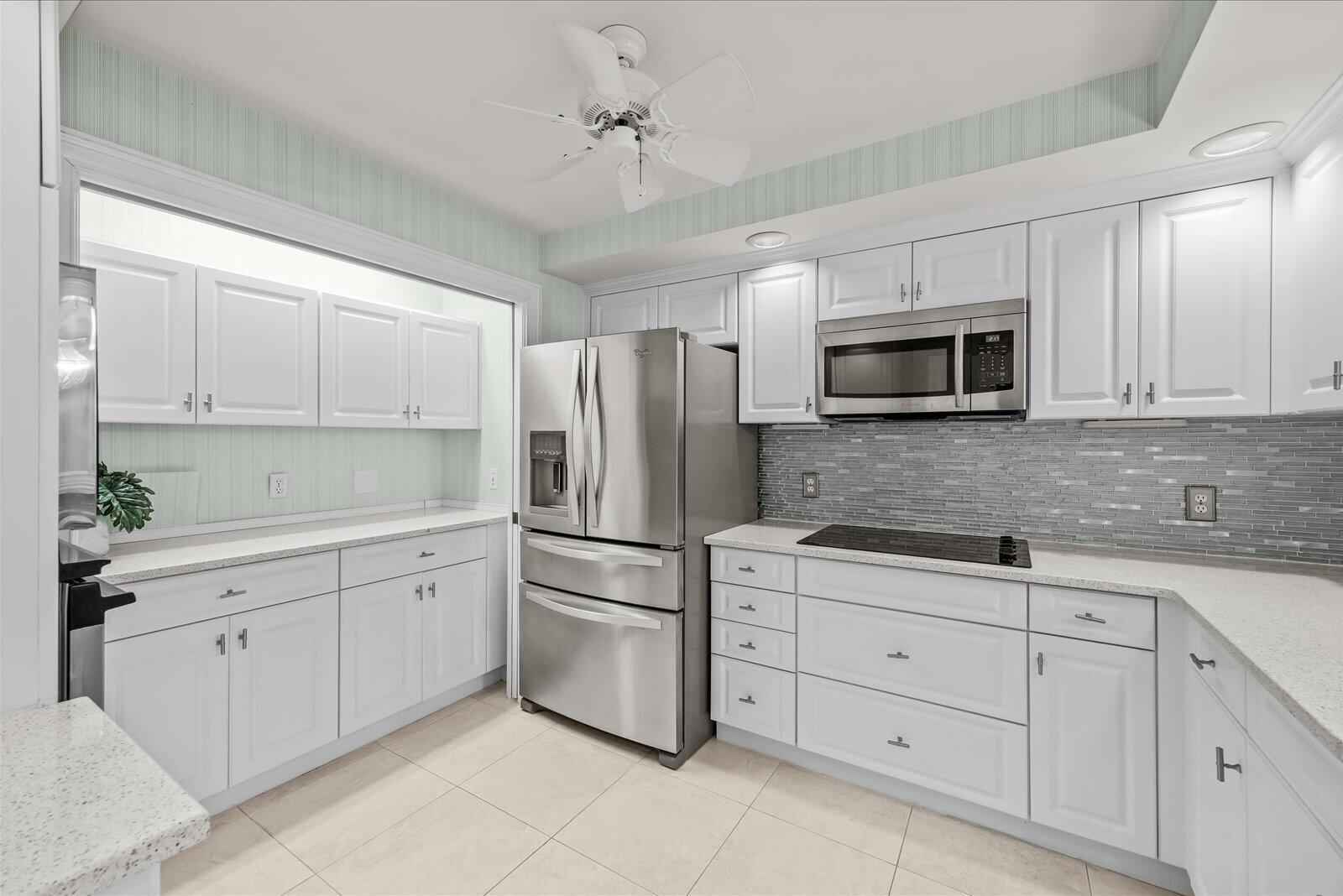 Image 4: Kitchen
