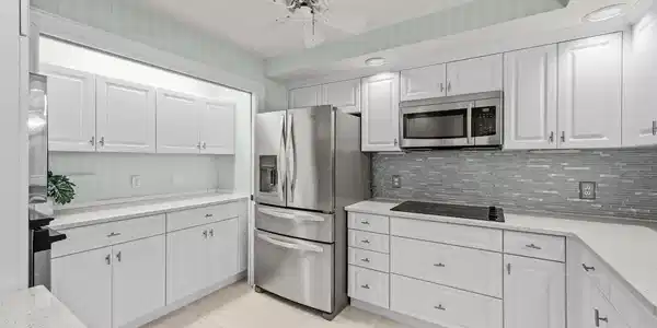 Image 4: Kitchen