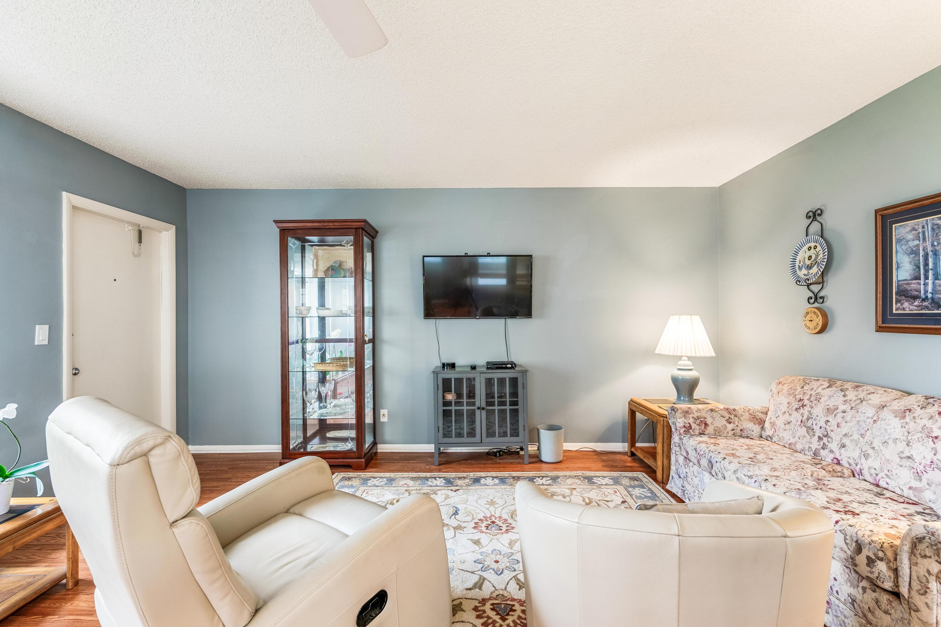 Image 2: LIving room entrance