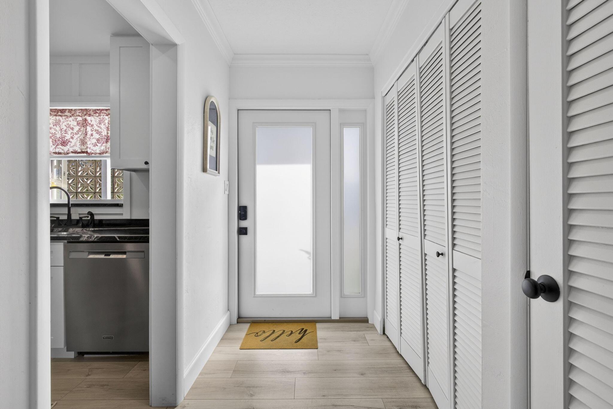 Image 4: Foyer