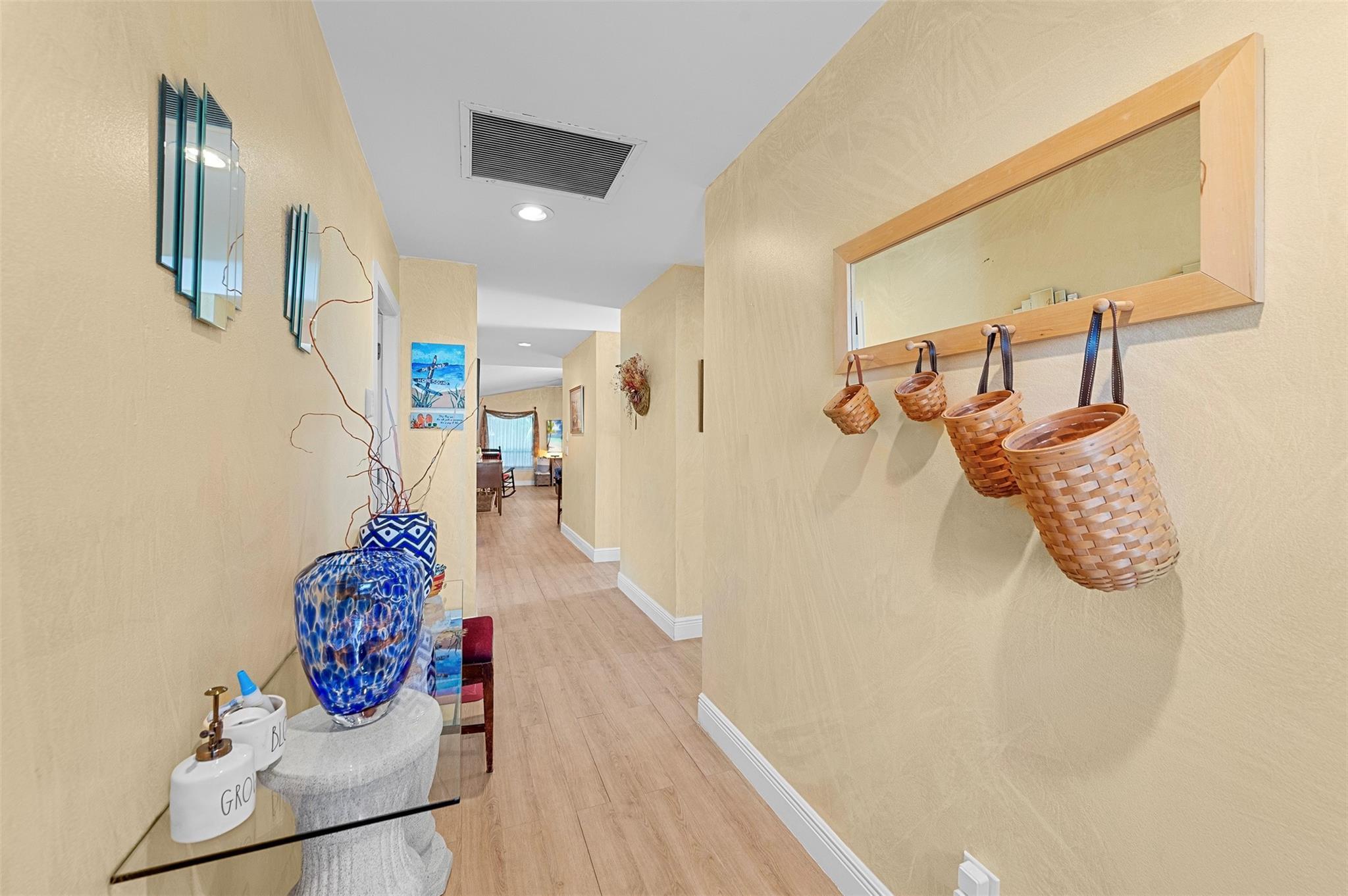 Image 4: Foyer/Hallway