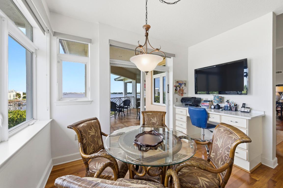 Image 4: EAT IN KITCHEN