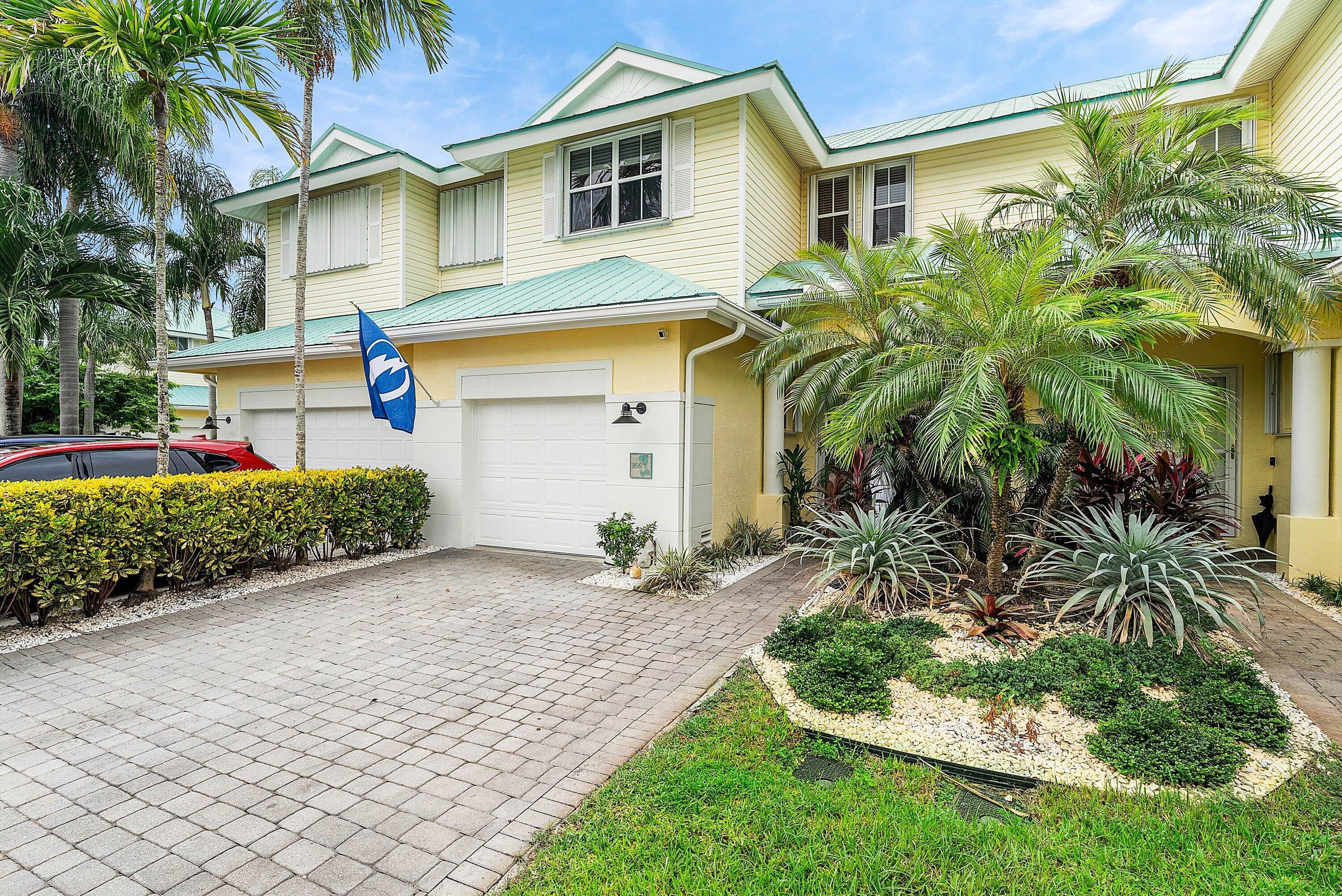 Image 4: 1 Car Garage / 2 Outside Parking Spots