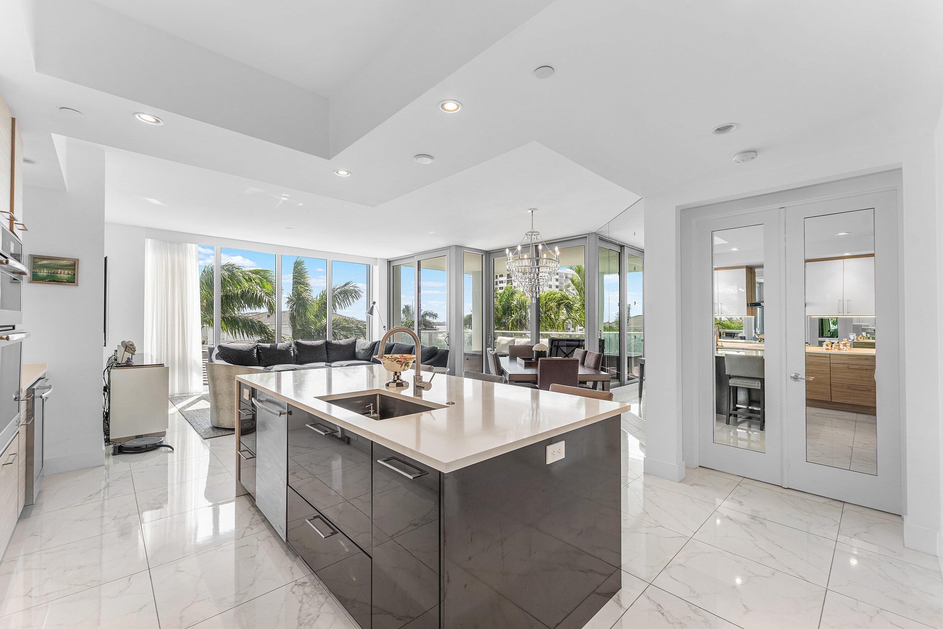 Image 4: Bright & Open Kitchen