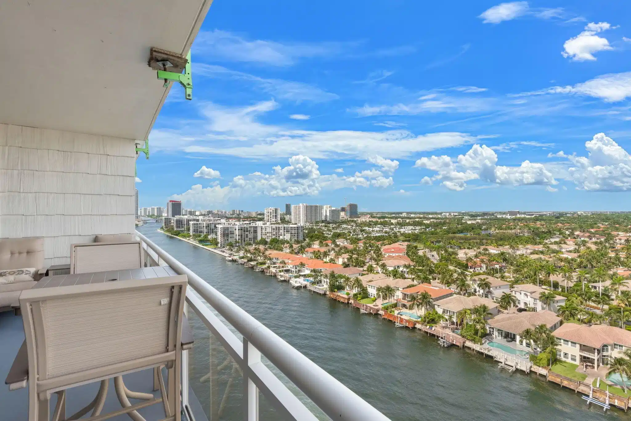 Image 1: Intracostal view south