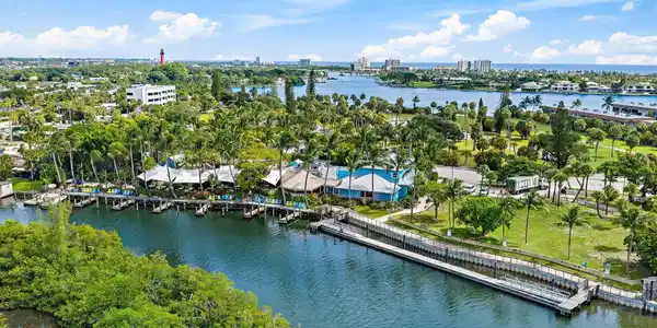 400 N HIGHWAY A1A