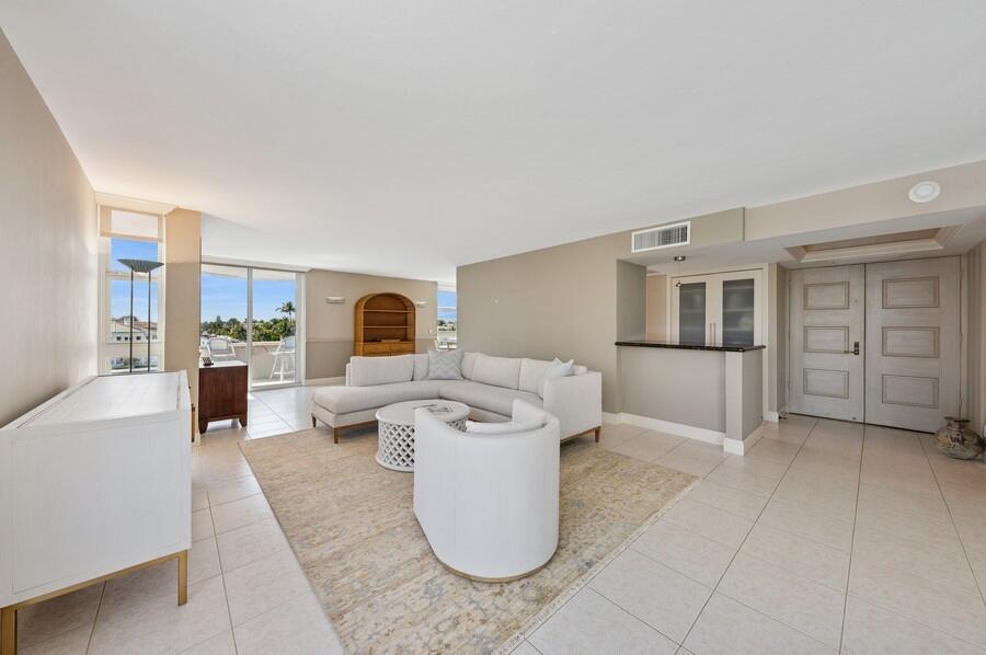 Image 3: Living Room