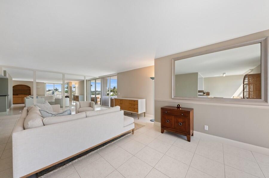 Image 4: Living Room