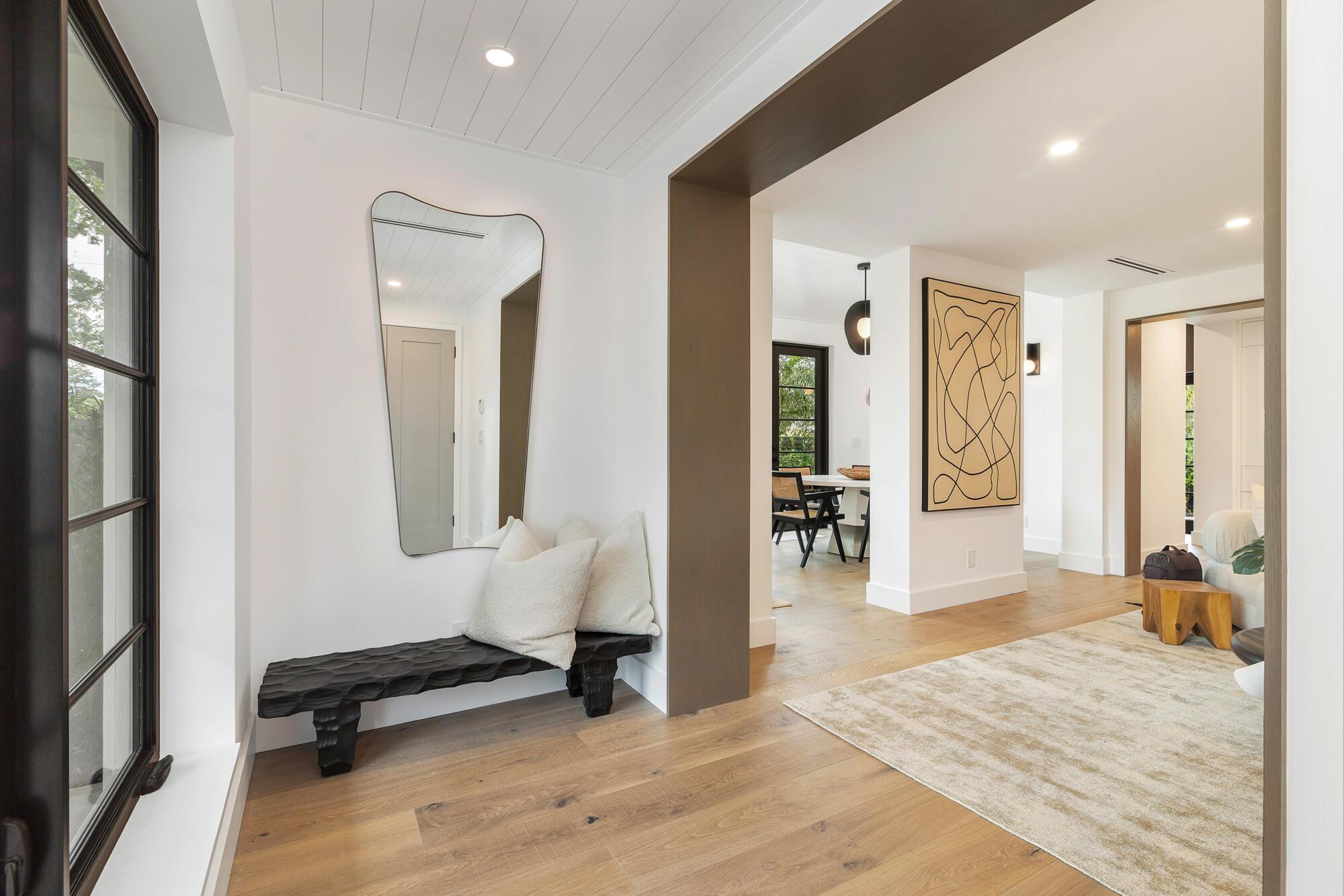 Image 3: Entry foyer