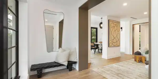 Image 3: Entry foyer