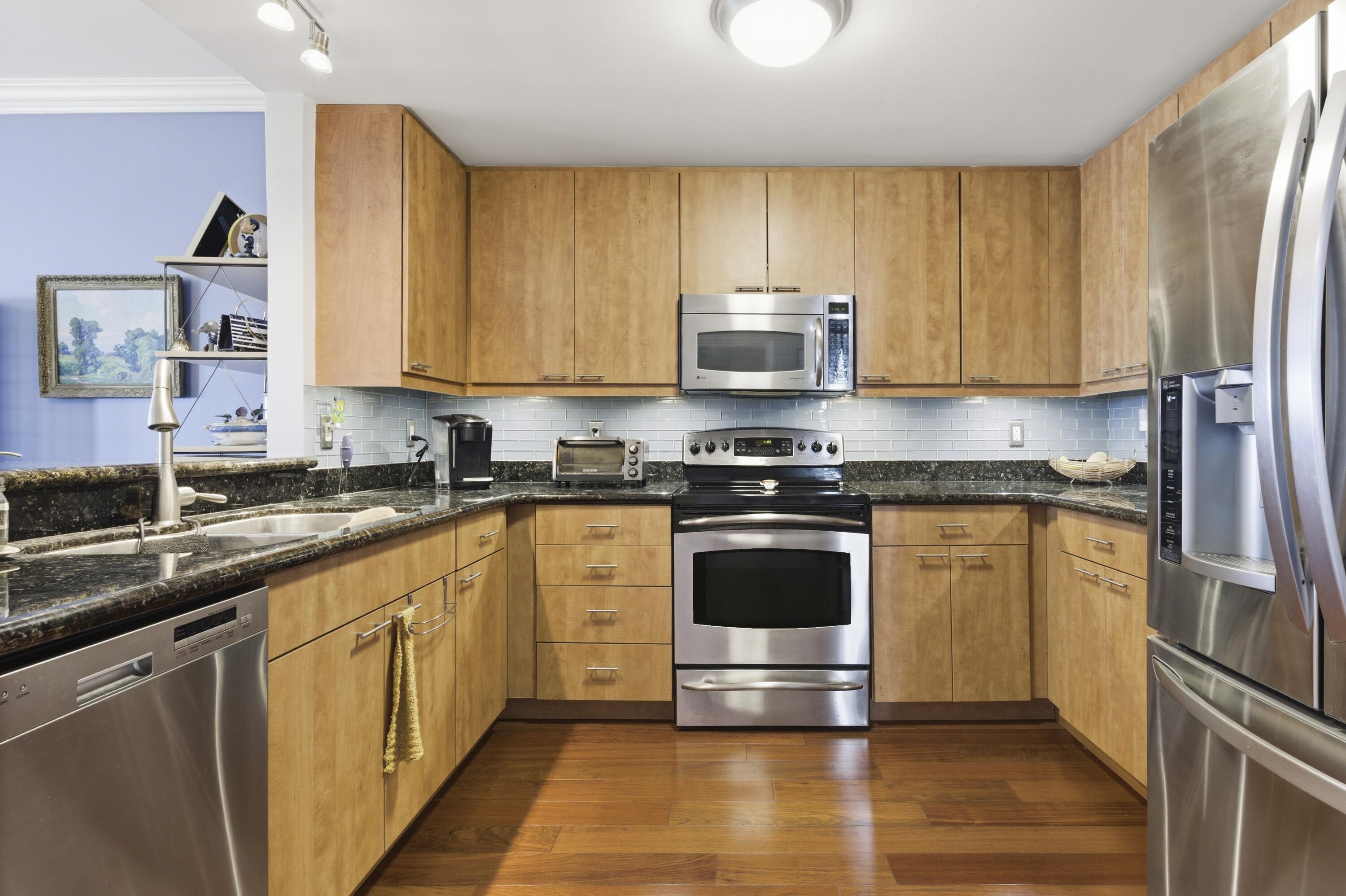 Image 3: 255_Evernia_St_1004_WPB_005