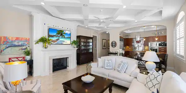 Image 4: Living Room