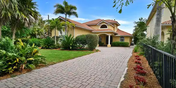 881 SE Saint Lucie Boulevard