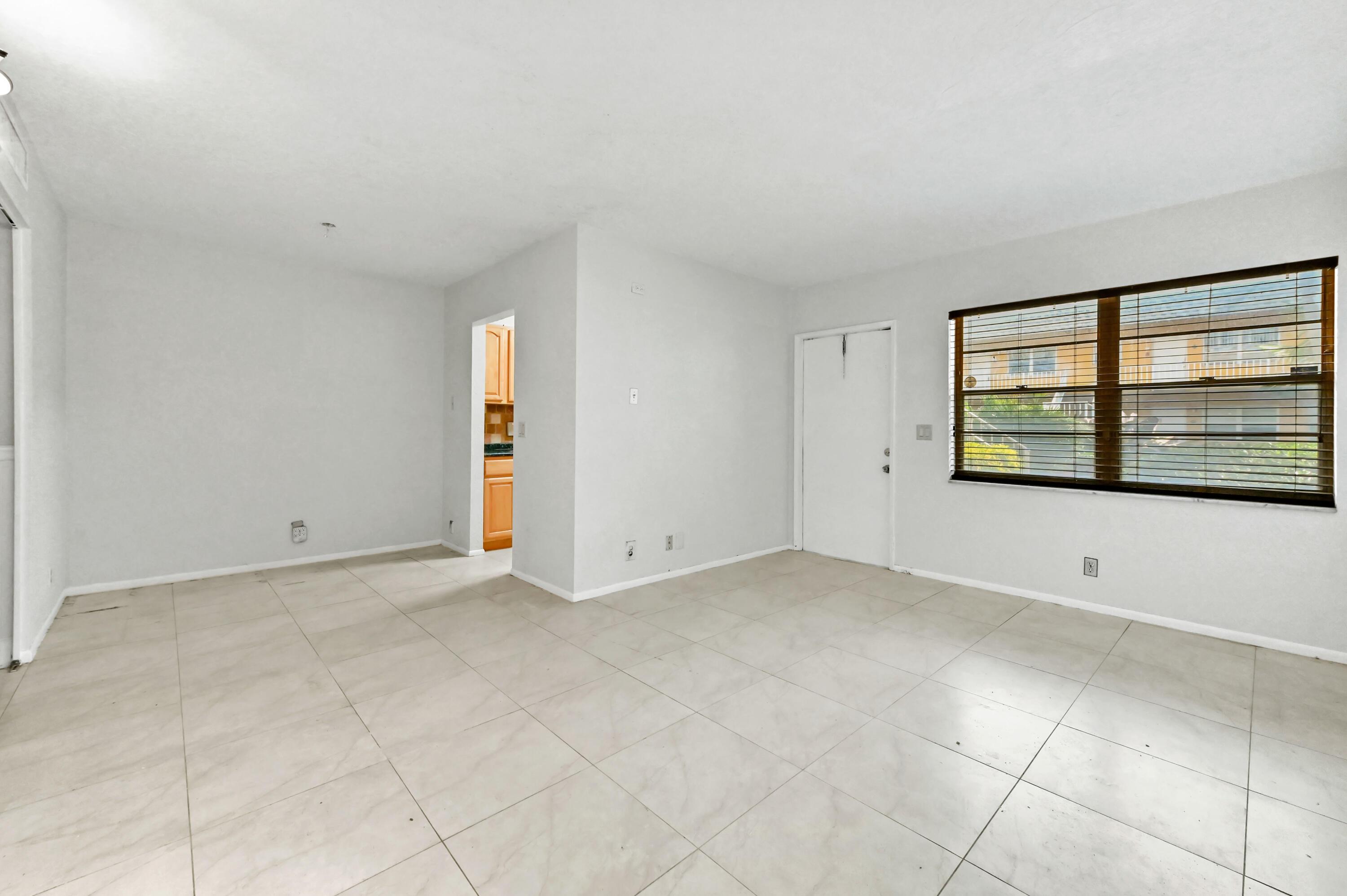 Image 4: 07 Living Room 01