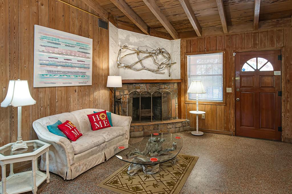 Image 3: Sitting and Fire Place