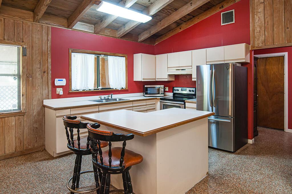Image 4: Kitchen