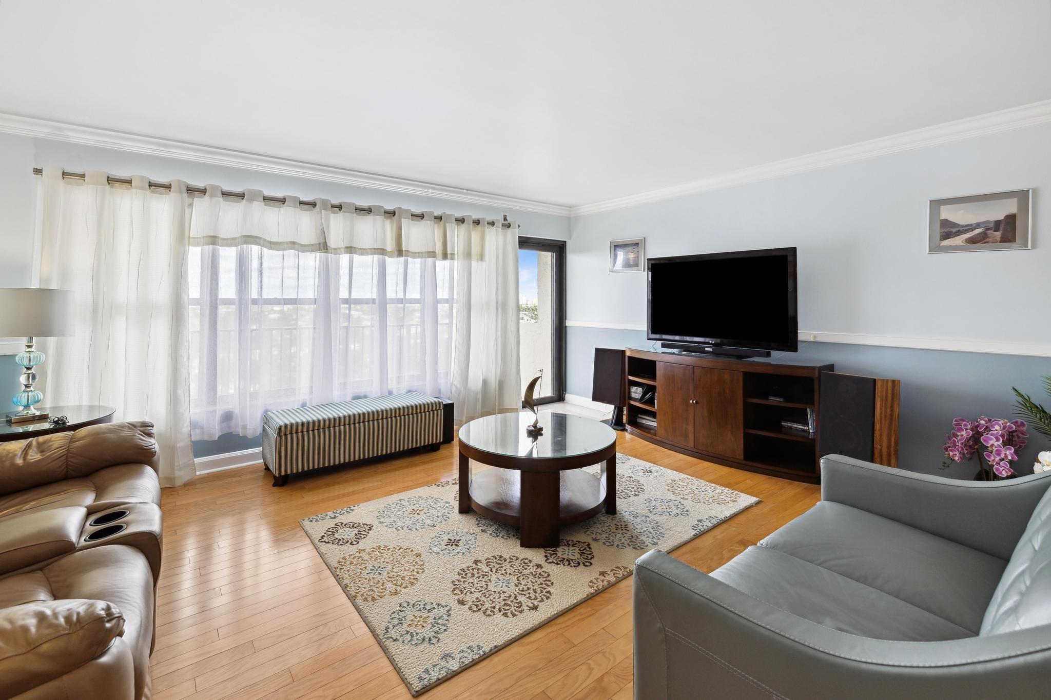 Image 2: LIVING ROOM