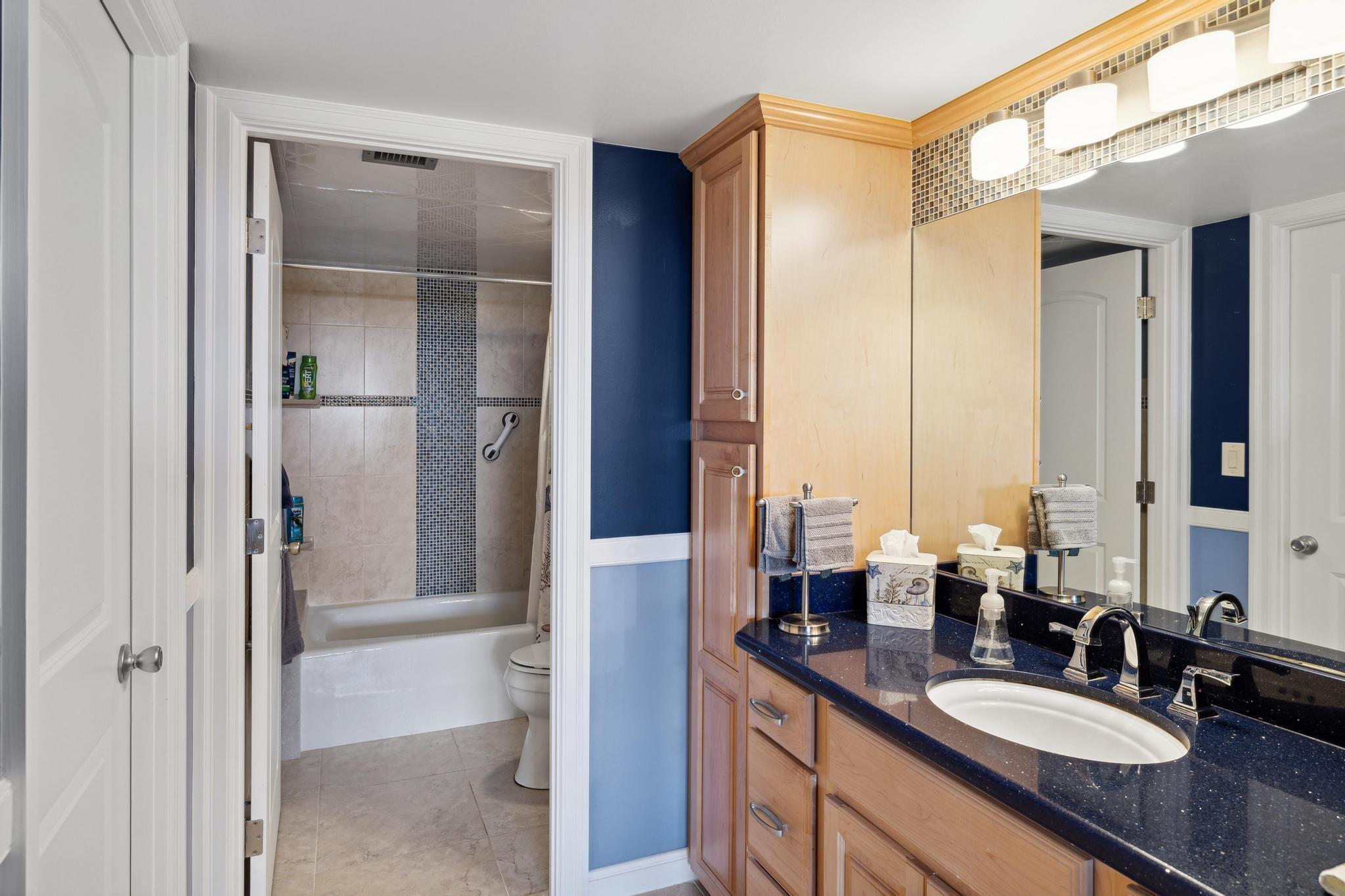 Image 4: MAIN BATHROOM