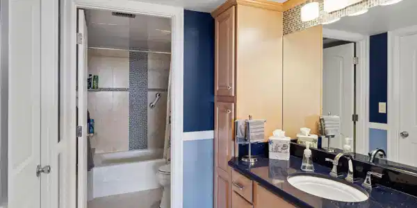 Image 4: MAIN BATHROOM