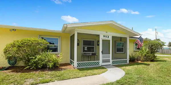 952 SW 37th Terrace