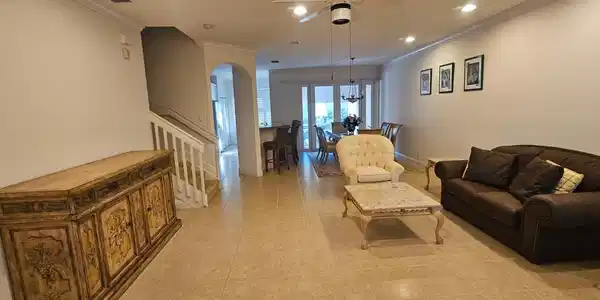 Image 3: Las Living room