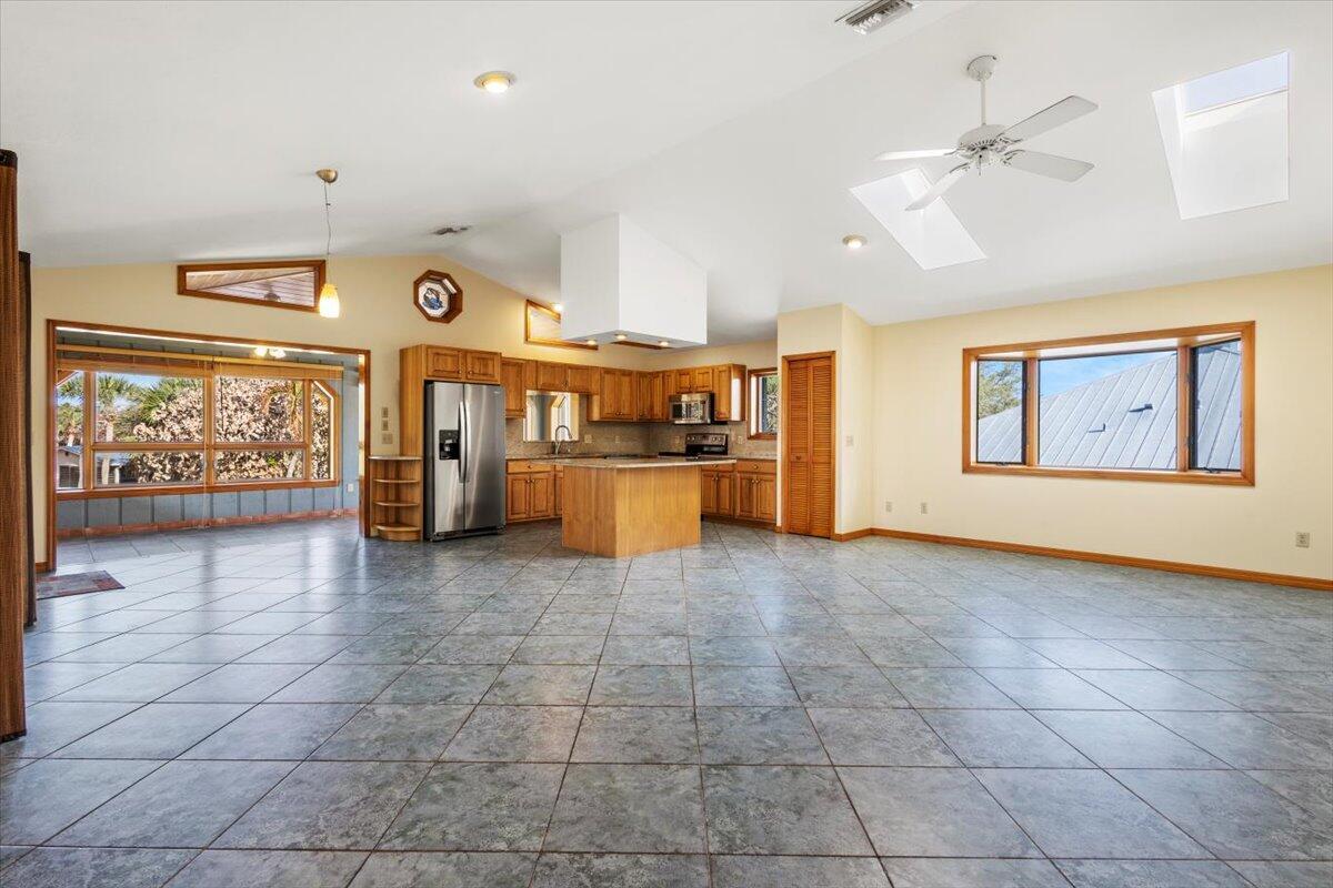 Image 4: Kitchen/ Living Room
