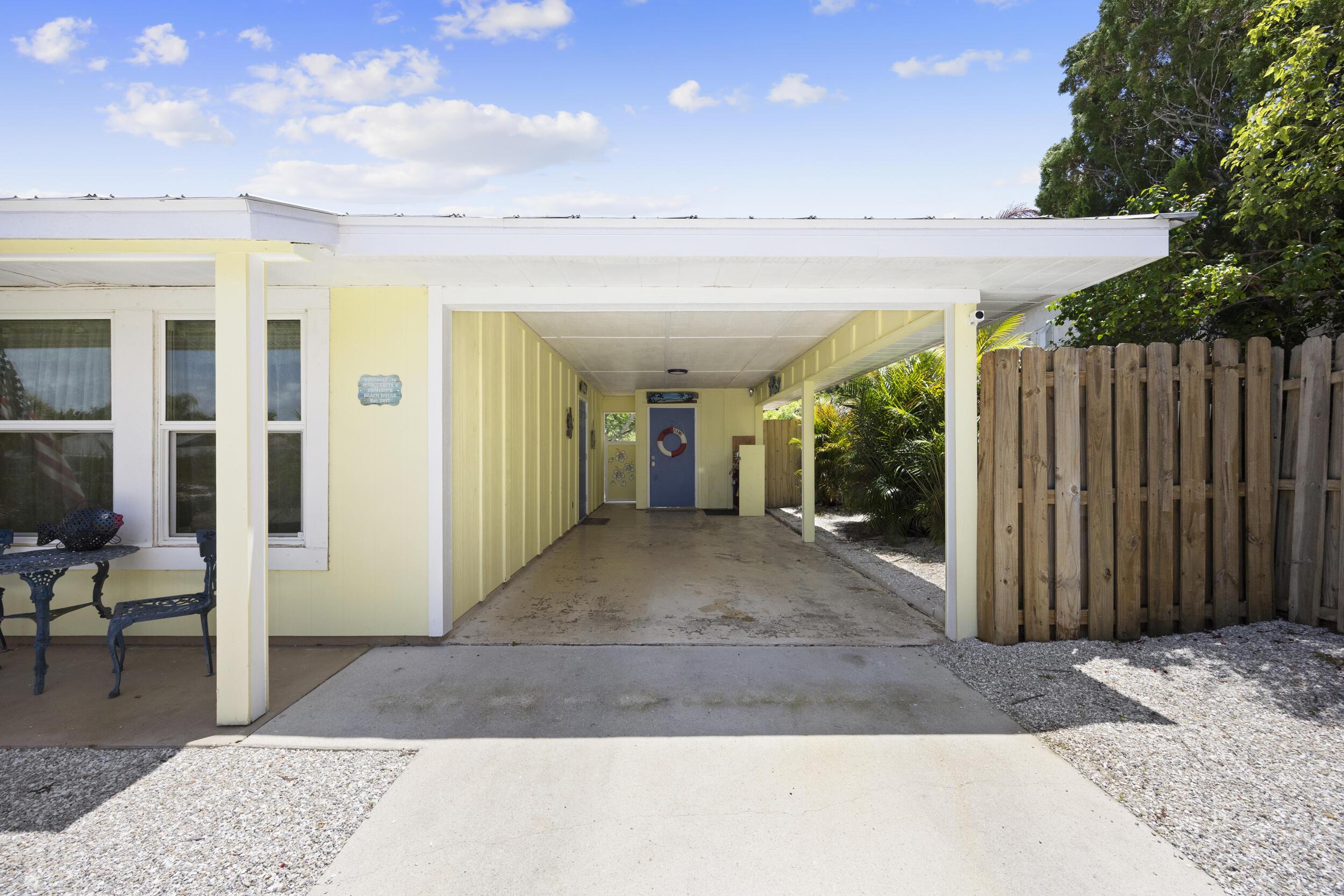 Image 3: Carport