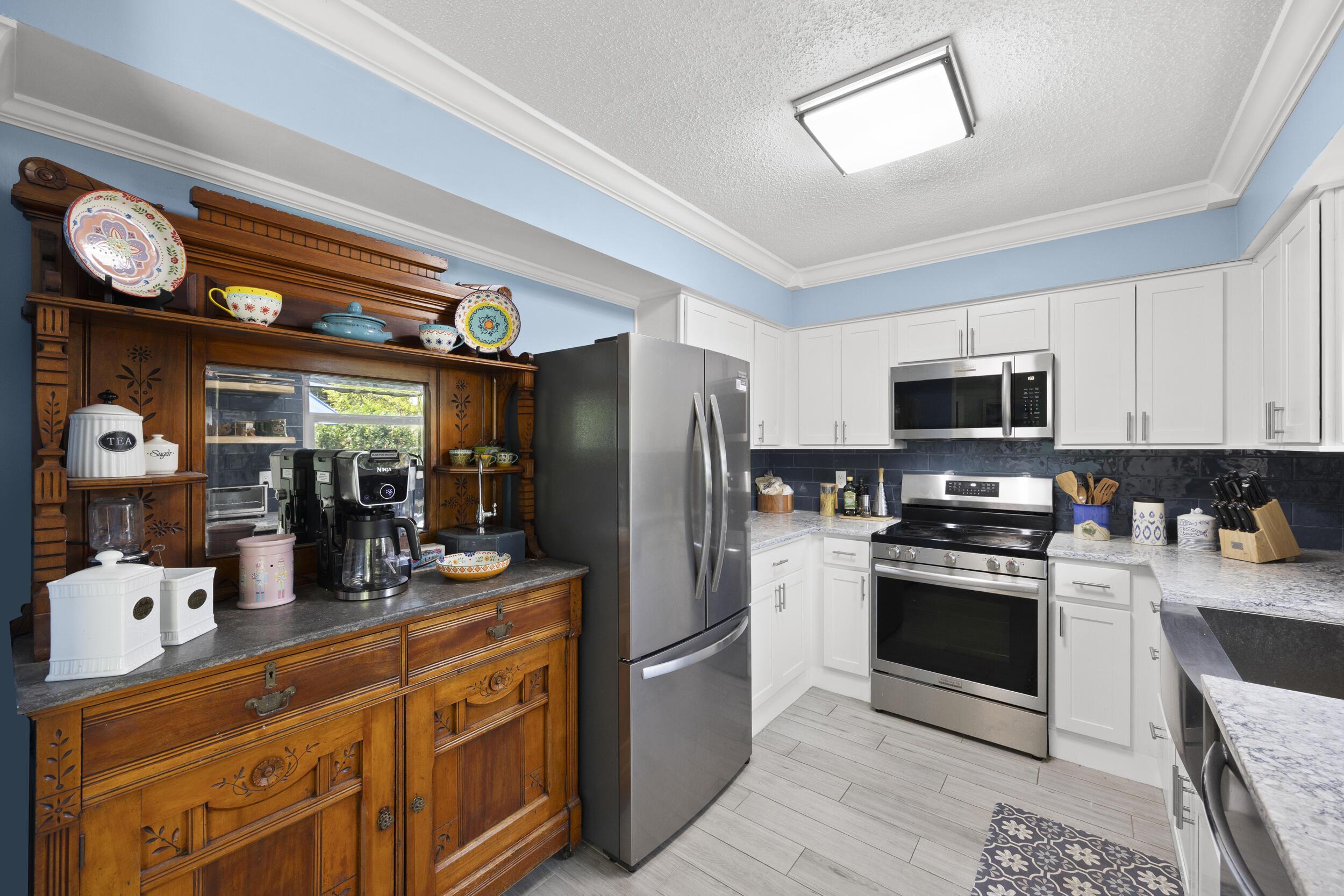 Image 4: Kitchen