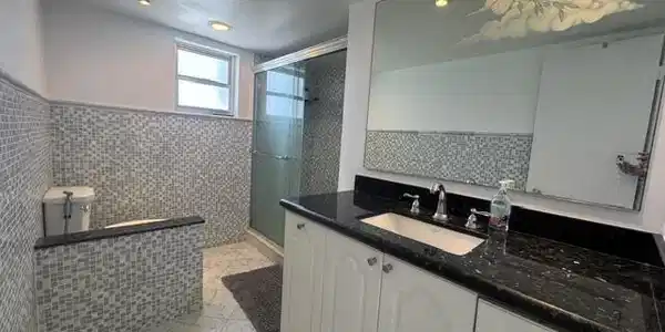 Image 4: 2201 bathroom 1