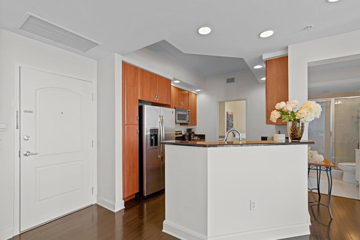 Image 4: Kitchen