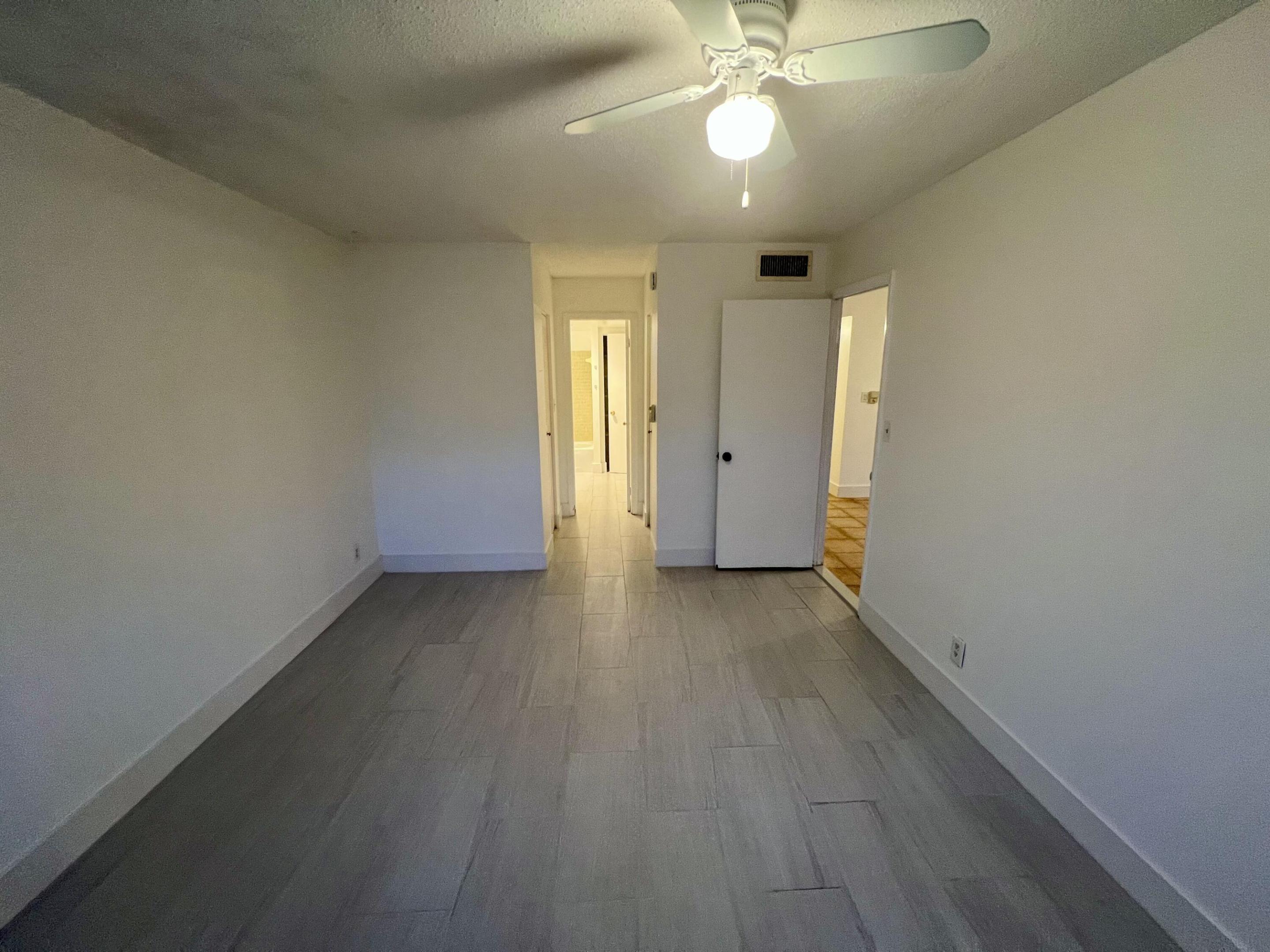 Image 4: Bedroom