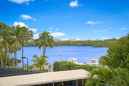 2121 N Ocean Boulevard