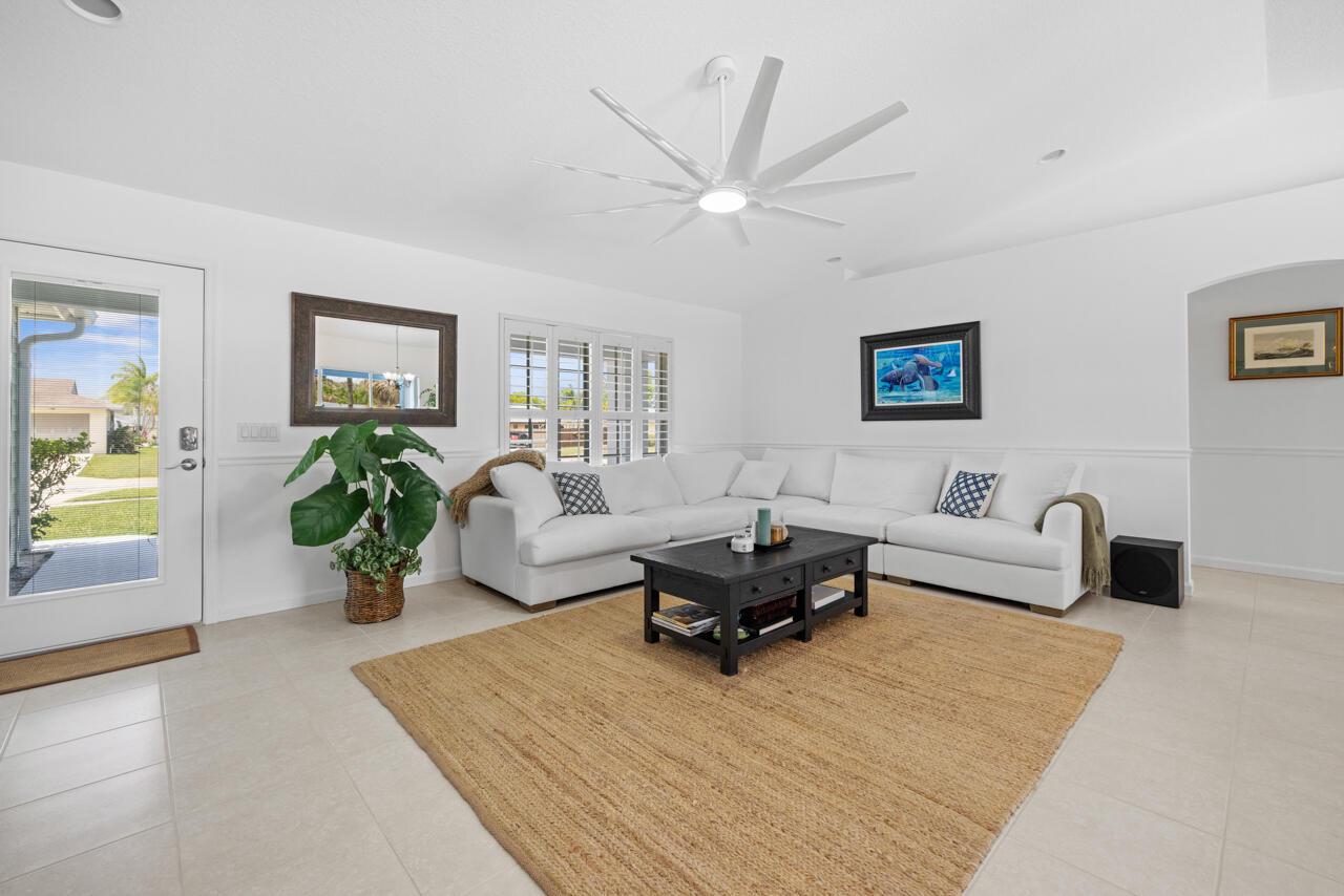 Image 3: 5064 SE Horseshoe Pt-019
