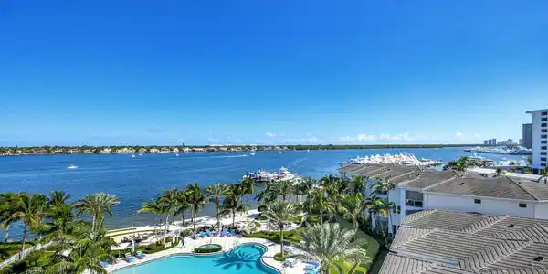 2 WATER CLUB Way