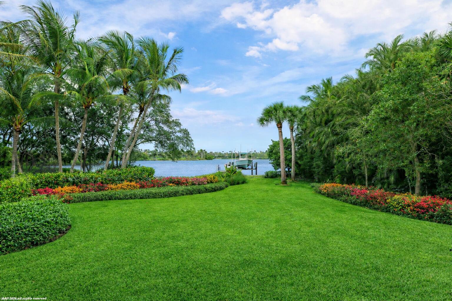 Image 2: Beautiful views across to Jupiter Island