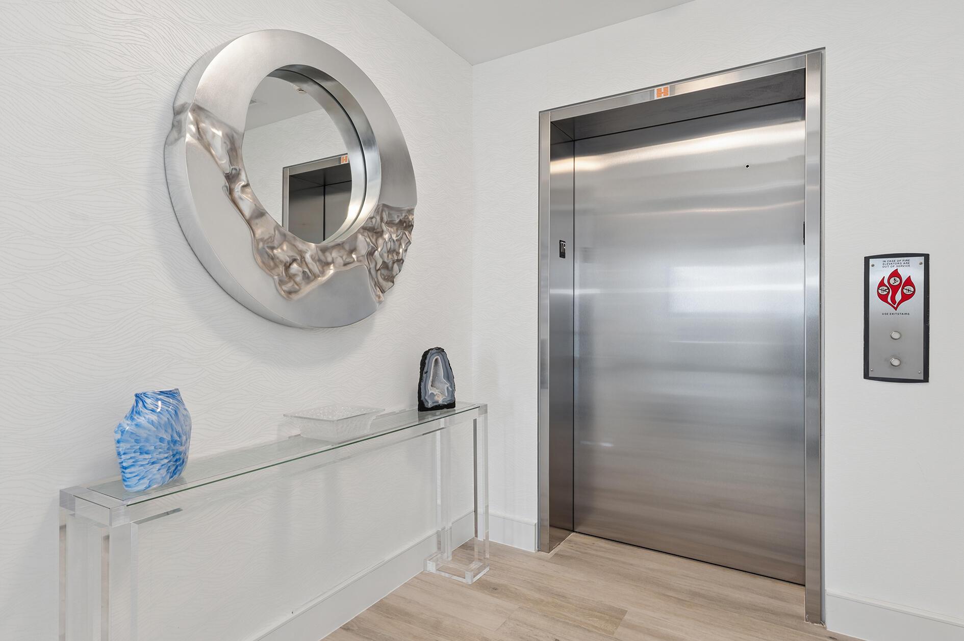 Image 2: Private elevator