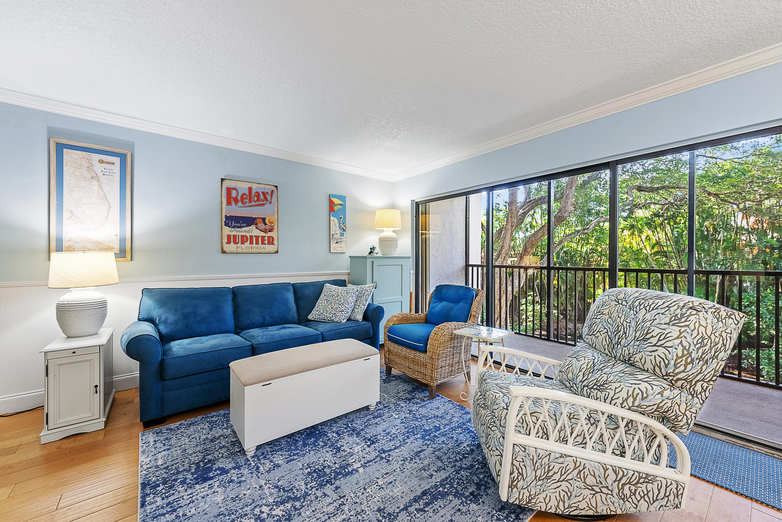 Image 3: Living Room