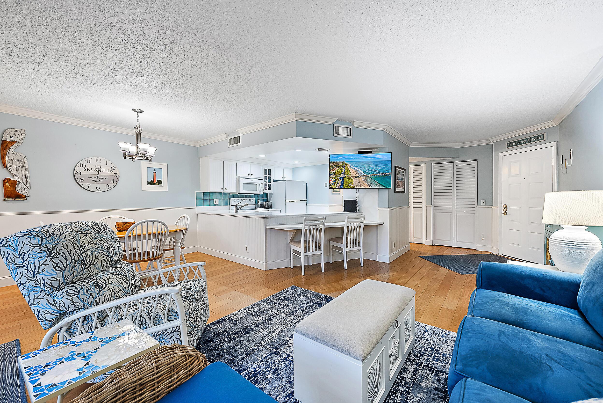 Image 4: Living Room