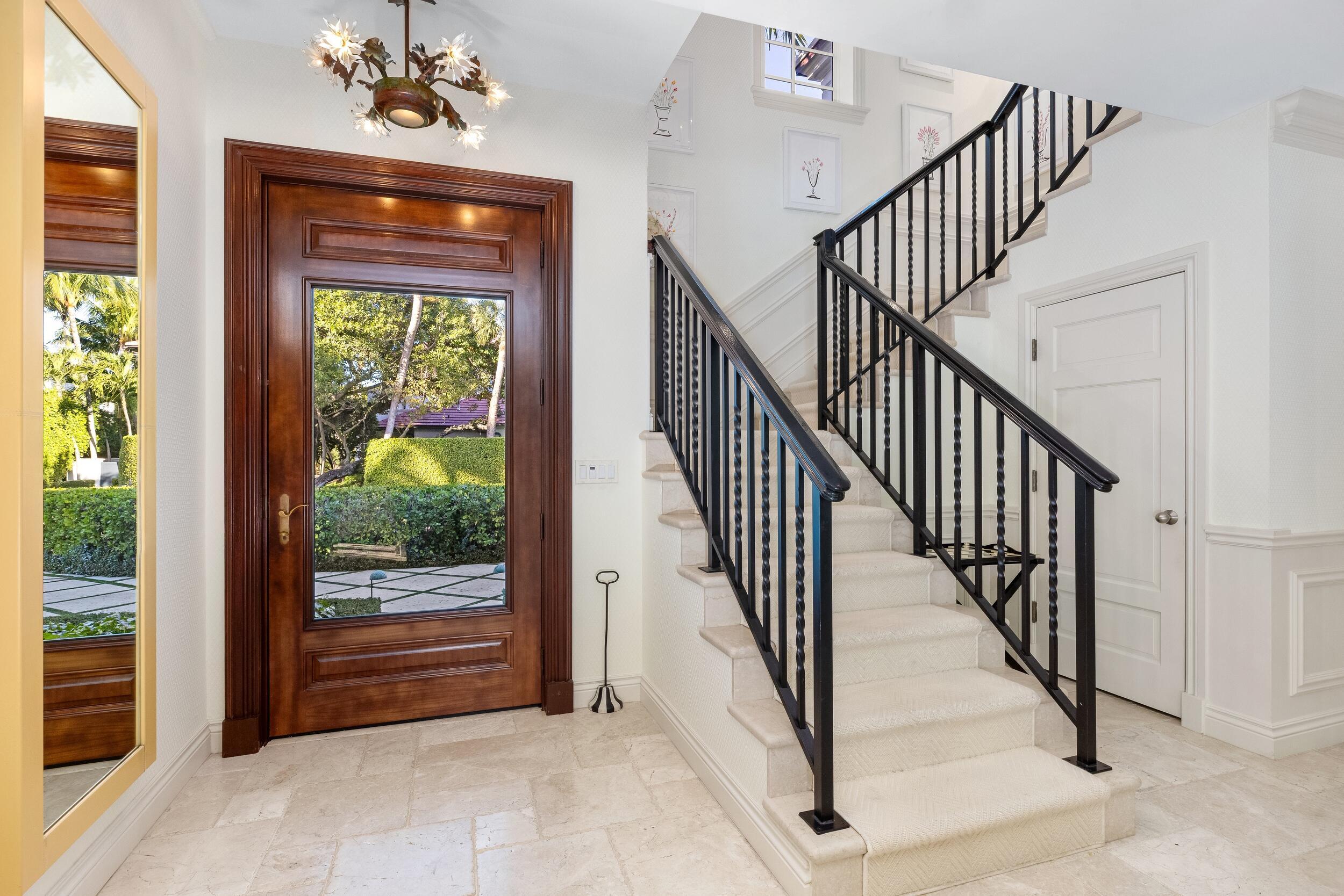 Image 4: Foyer