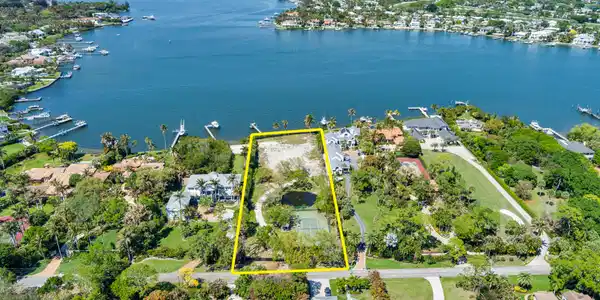 5559 Pennock Point