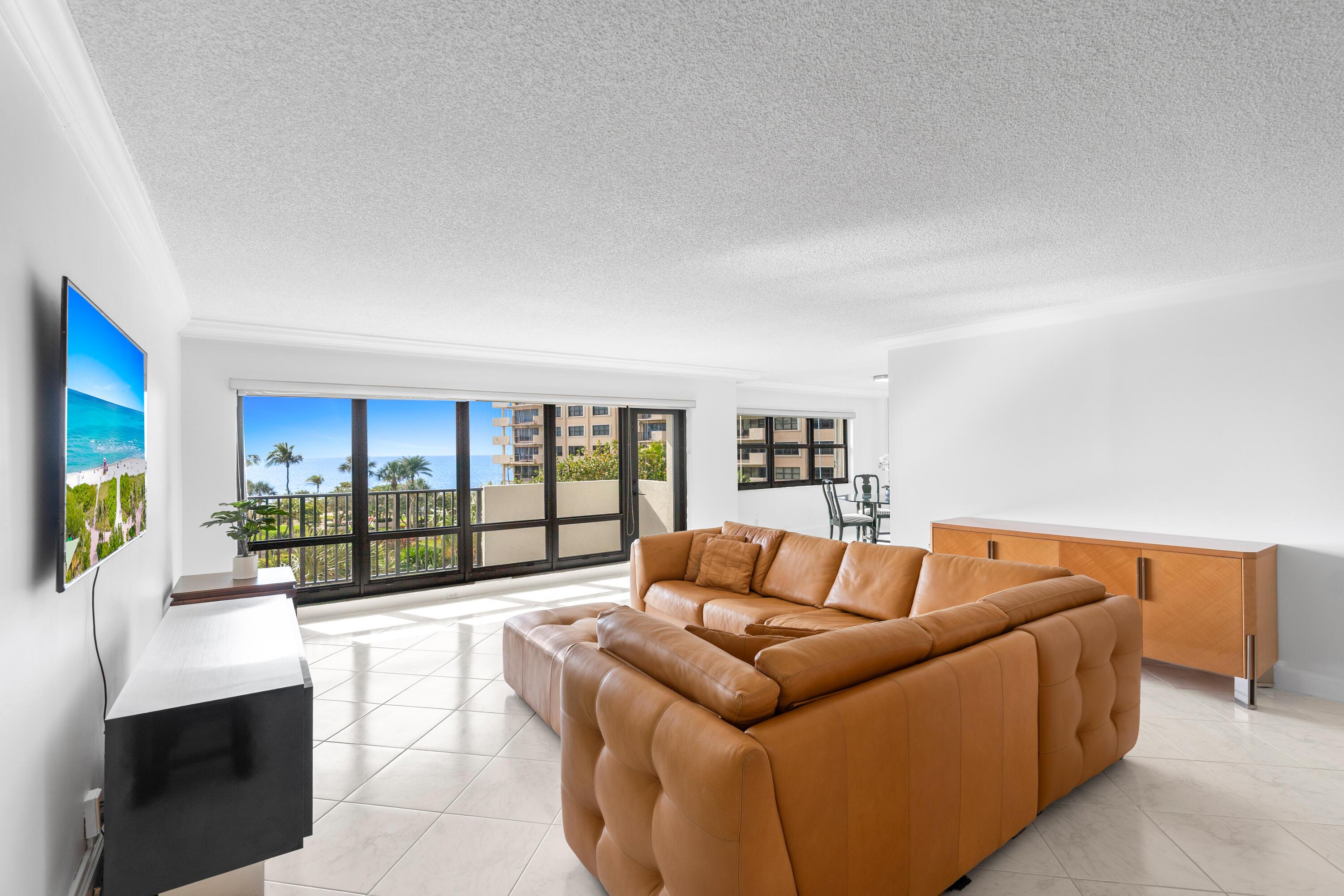 Image 2: Large Living Room