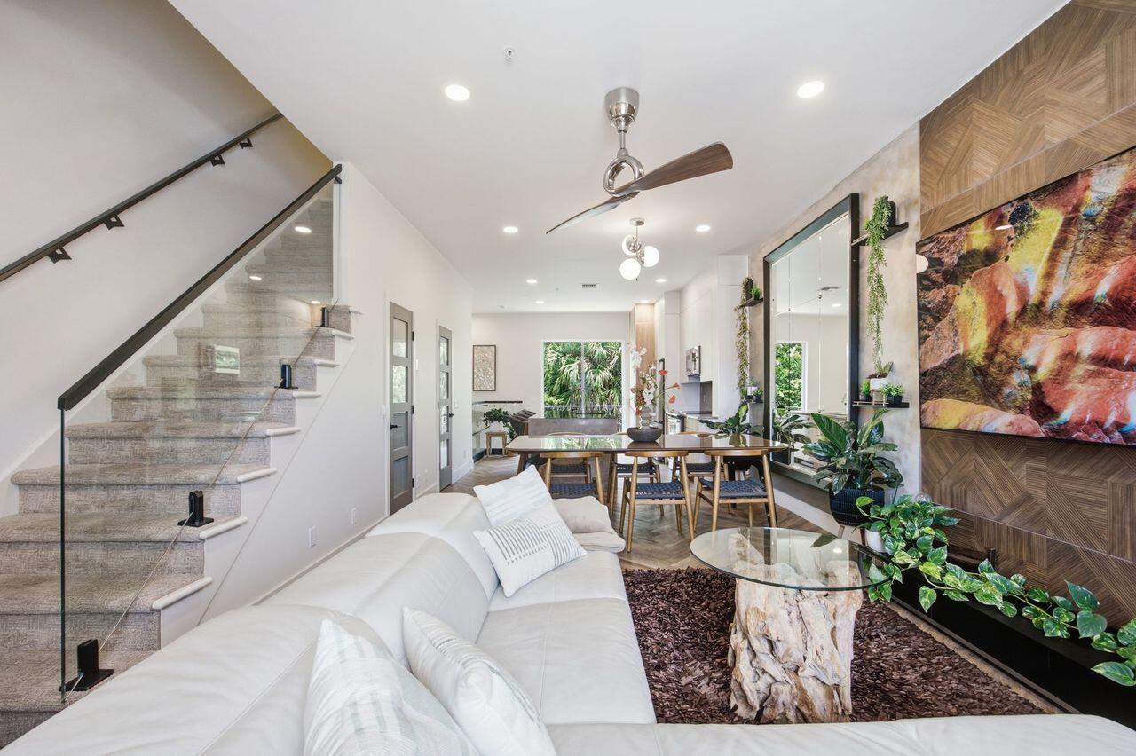 Image 3: Living Area