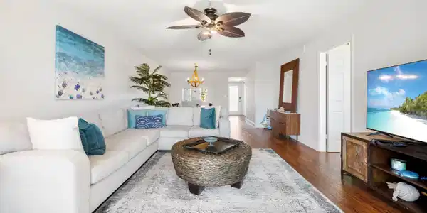 Image 3: LIVING ROOM